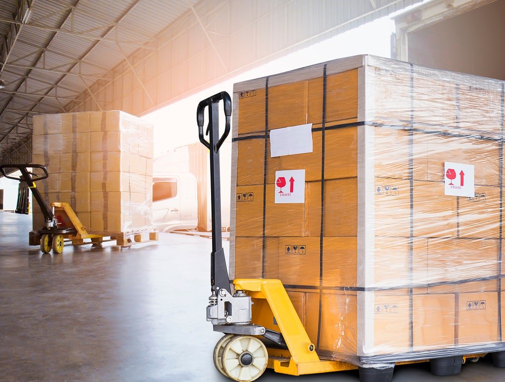 Preparing the cargo for palletized shipment